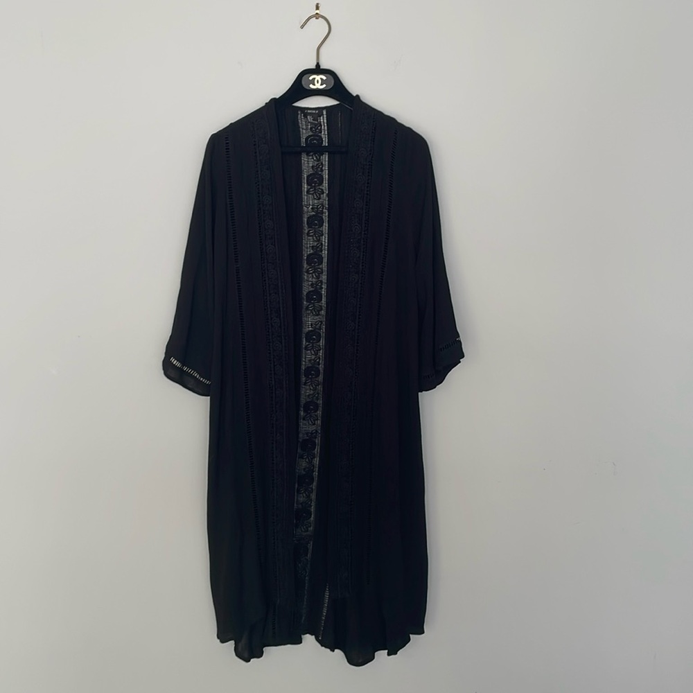 Forever 21 black swim cover up/robe, crochet flower rose detail size small 🖤